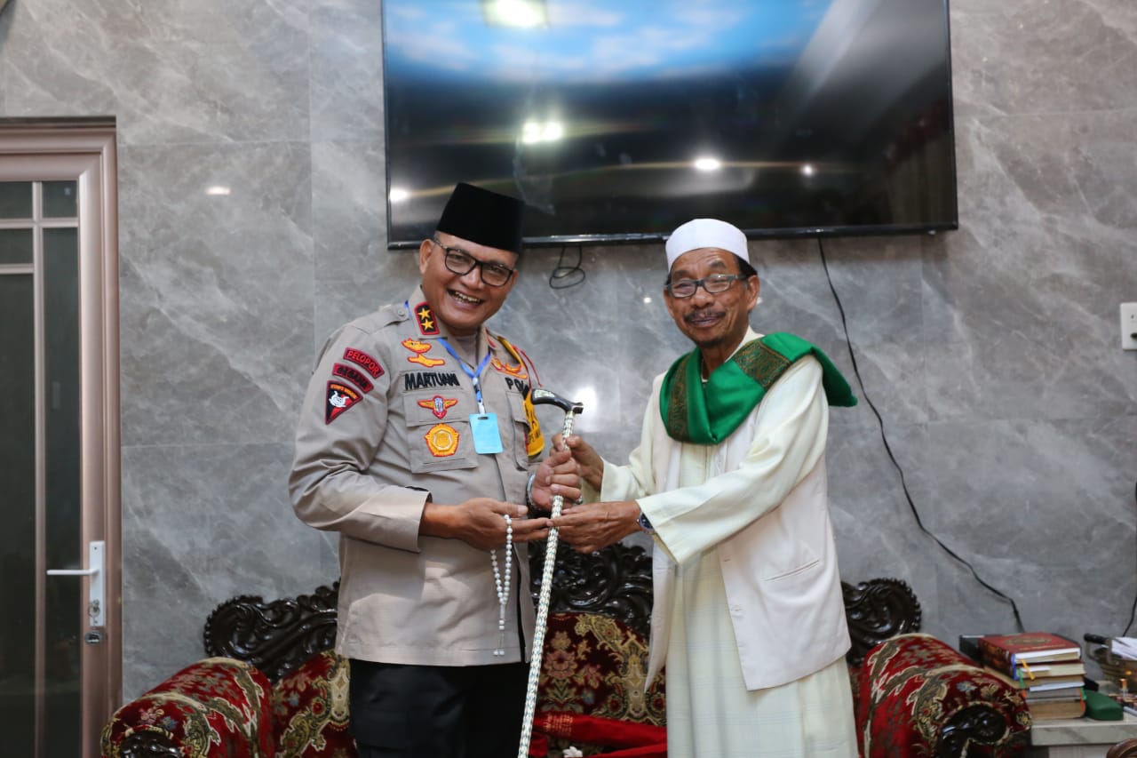 Silaturahmi Ke Pondok Pesantren Al Kautsar Al Akbar Medan Kapolda Sumut Terima Tongkat Berkulit