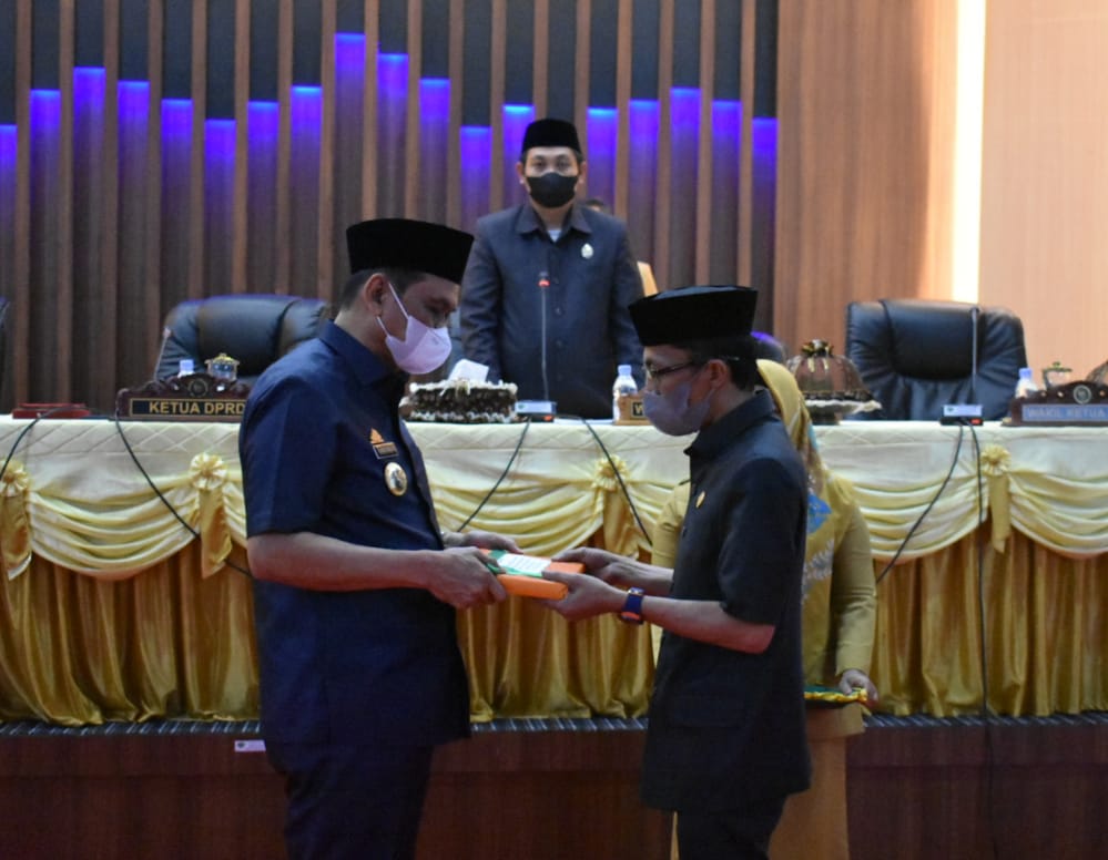 Bupati Suardi Saleh Serahkan KUA PPAS Tahun 2022 PENARAKYAT