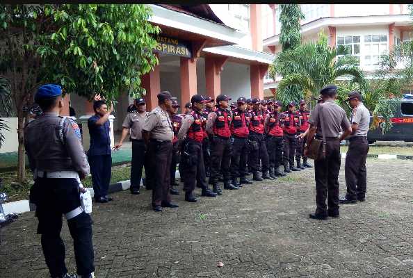 Ratusan Guru Honorer Unjuk Rasa Di DPRD Bone