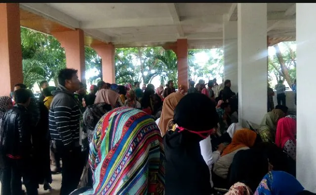 Ratusan Guru Honorer Demo Kantor Bupati