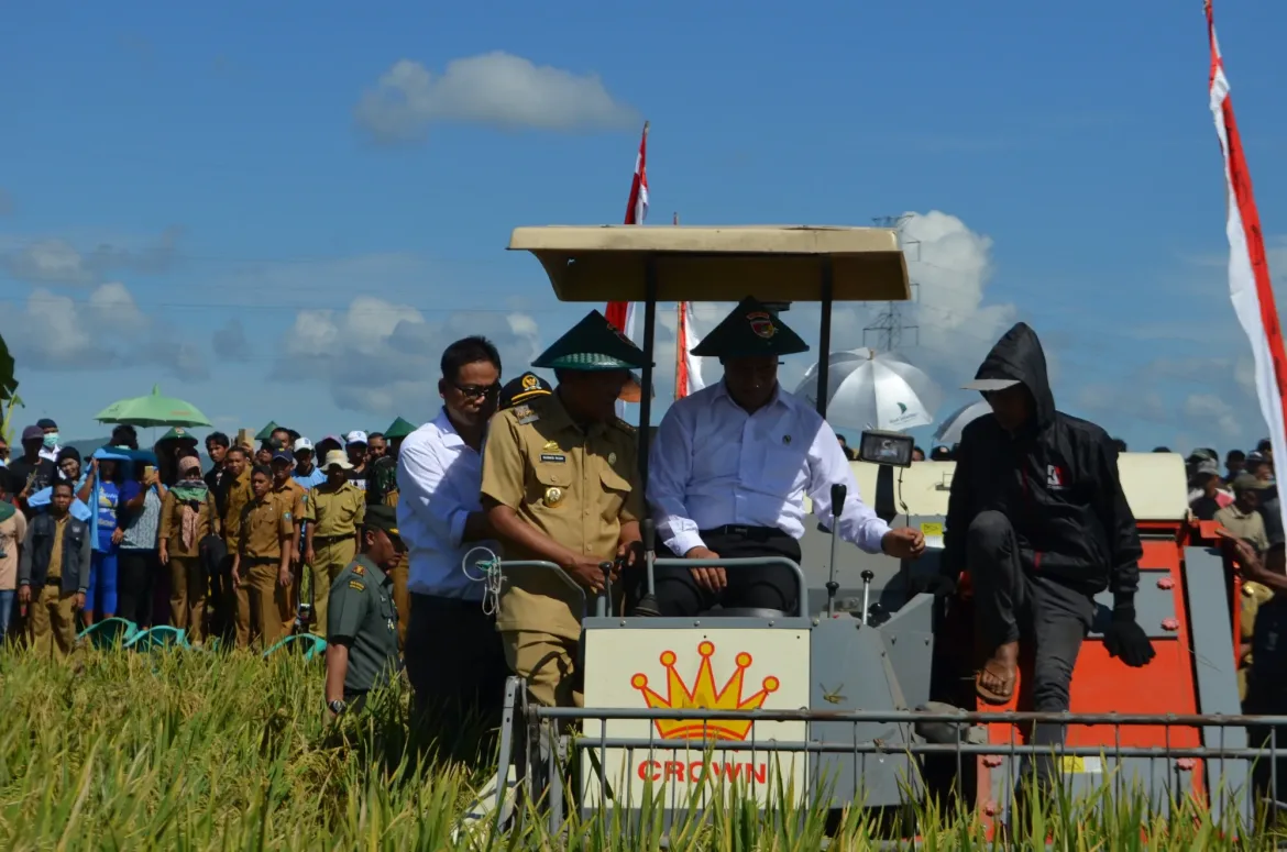 Panen Raya di Soppeng, Mentan RI Berikan Bantuan Pertanian