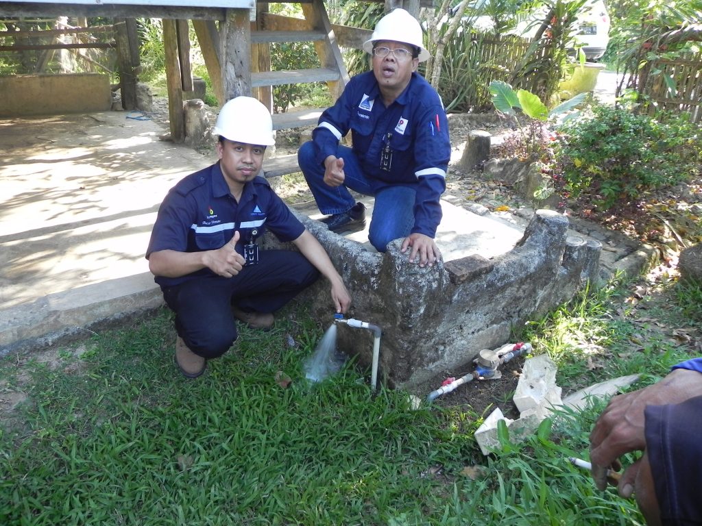 Operations Manager, Suratmin EEES, didampingi CSR Officer Sedang Menguji Coba Sarana Air Bersih