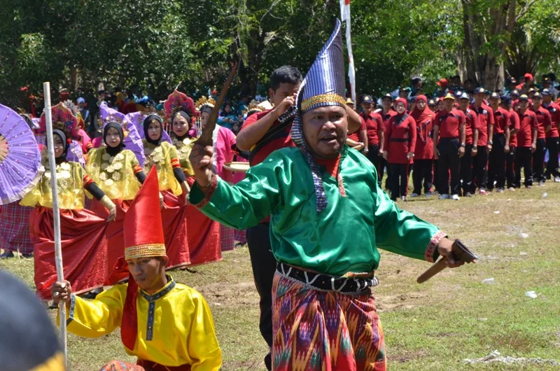 Wow… Peserta Upacara Cabut Keris Dihadapan Bupati