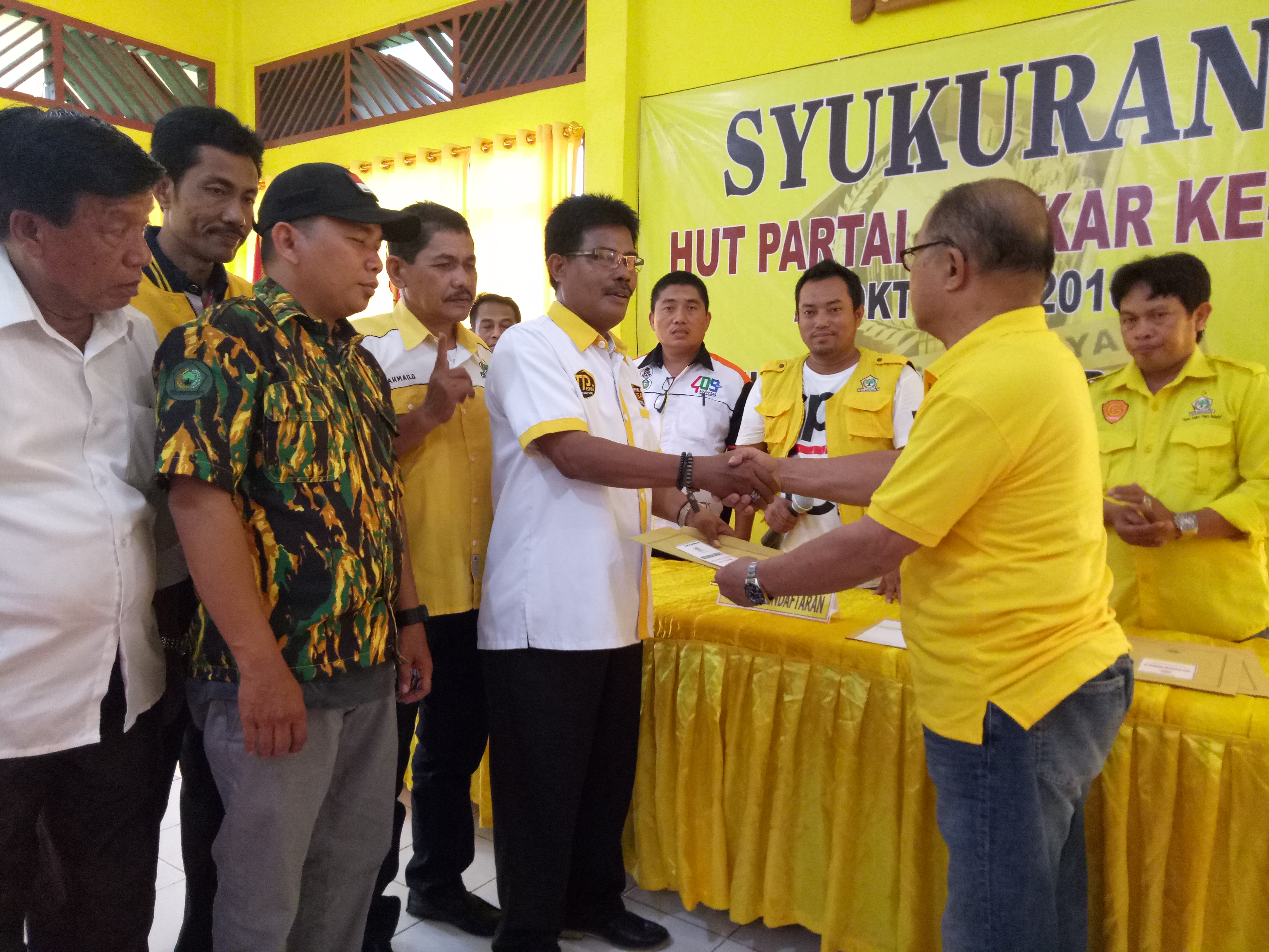 4 Utusan TP Mengambil Formulir Pendaftaran Balon Ketua Golkar