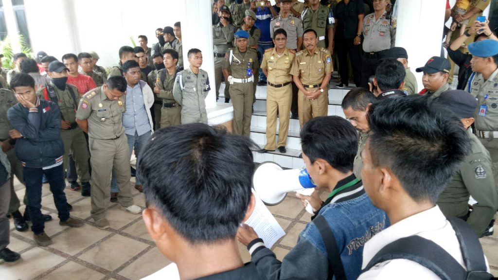 Wakil bupati bone Ambo Dalle saat menemui para pendemo