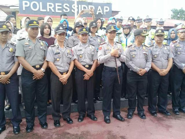 Video: Jelang Lebaran, Kapolres Sidrap Beserta Staf Ucapkan Selamat Hari Raya Idul Fitri 1438H