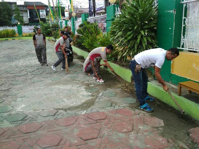 Sambut HUT Bhayangkara ke 71, Polres Sidrap Terjun Bersihkan Masjid