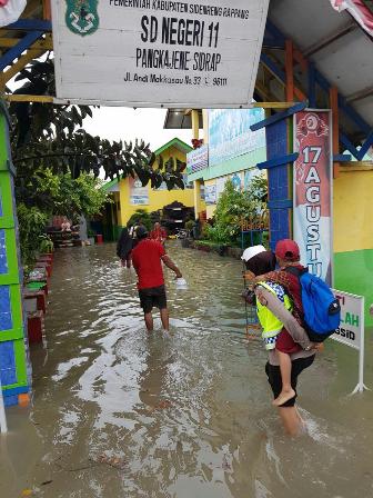 Polwan Cantik di Tengah Banjir ini Jadi Viral, Siapakah Dia?