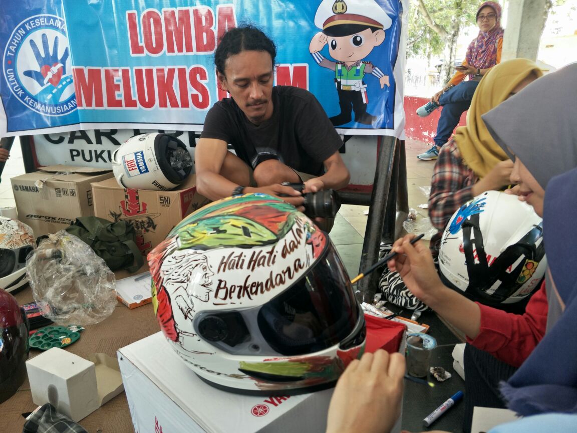 Lomba Lukis Helm Warnai Peringatan HUT Polantas Pinrang