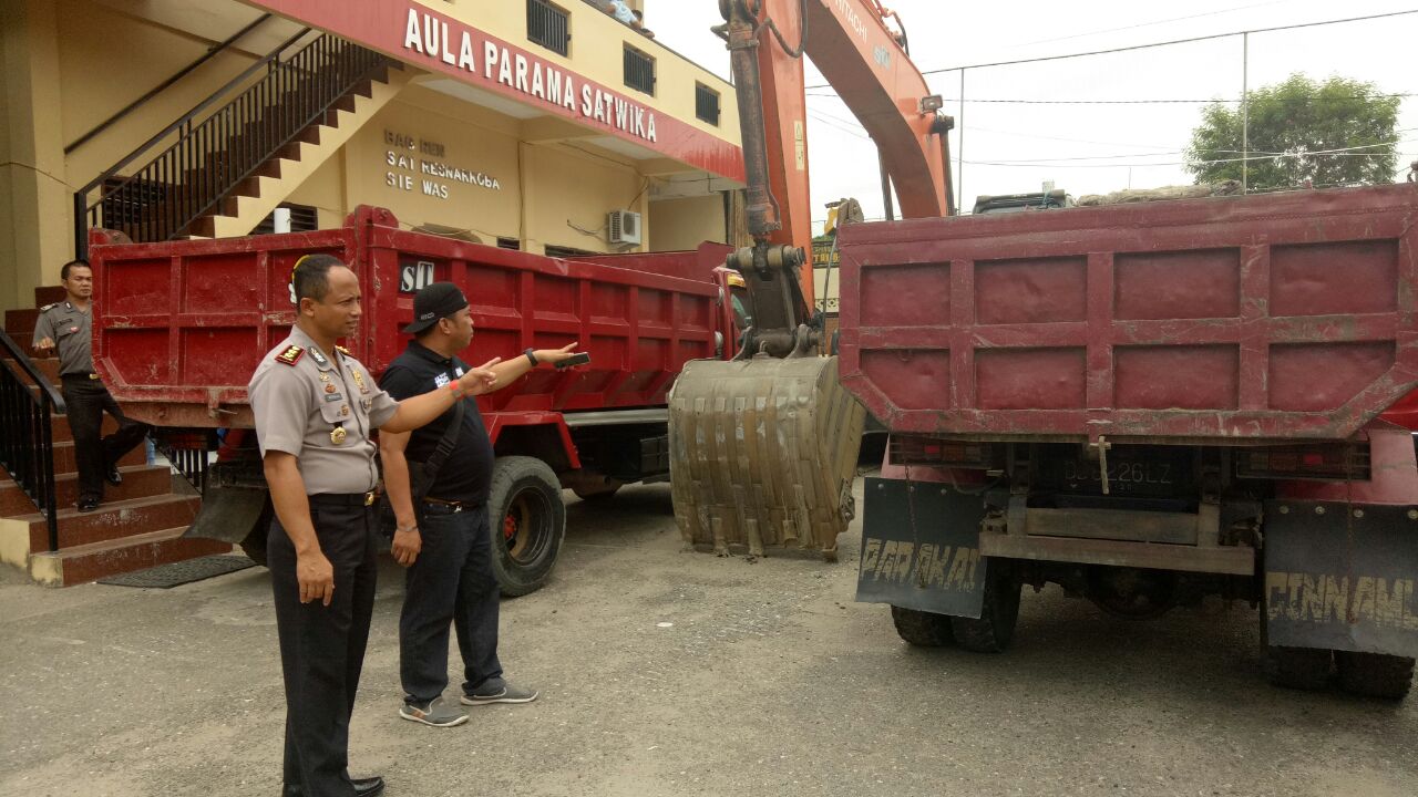 1 Ekskavator, 18 Dump Truk Diamankan Polres Sidrap..Ini Kesalahannya…