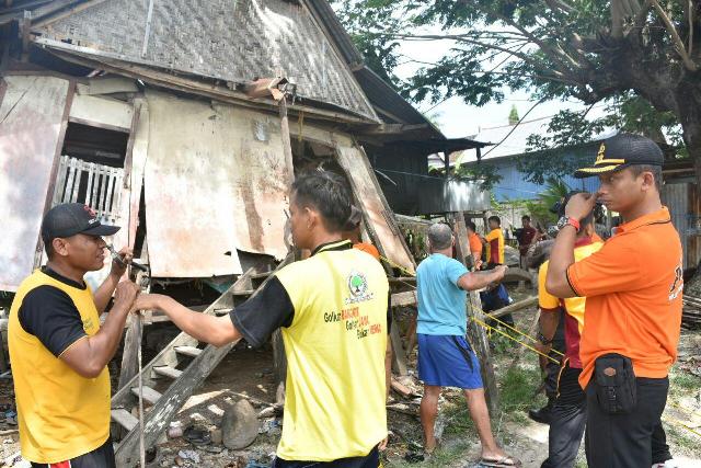 Luar Biasa, Polisi di Sidrap Bedah Rumah Warga Miskin