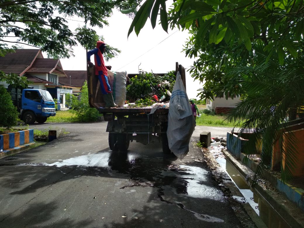 Antisipasi Banjir, Dinas PU terjun Bersihkan Saluran Air