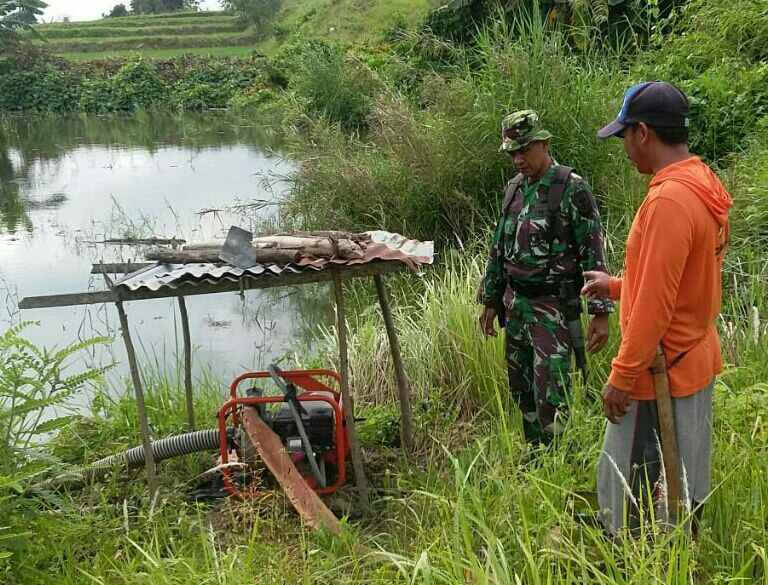 Personil Makodim Tinjau Mesin Pompa Petani