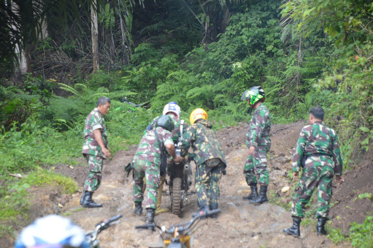 Dandim Sidrap Bersusah Payah Tembus Lokasi TMMD