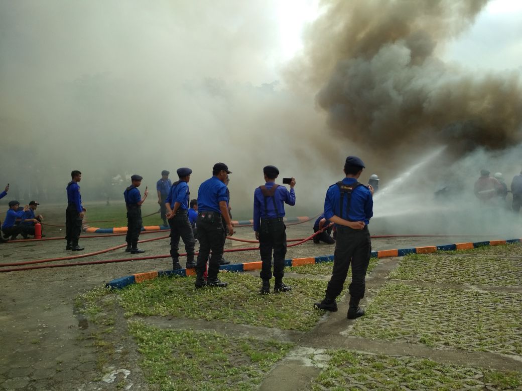 Dinas Satpol PP dan Damkar Simulasi Kebakaran Kantor SKPD Sidrap