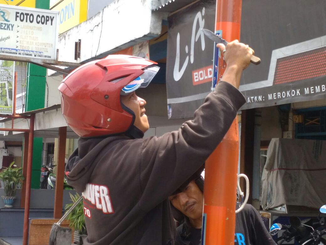 Aktivis Pecinta Alam Pinrang Kecam Pemasangan Stiker yang Merusak Estetika Kota