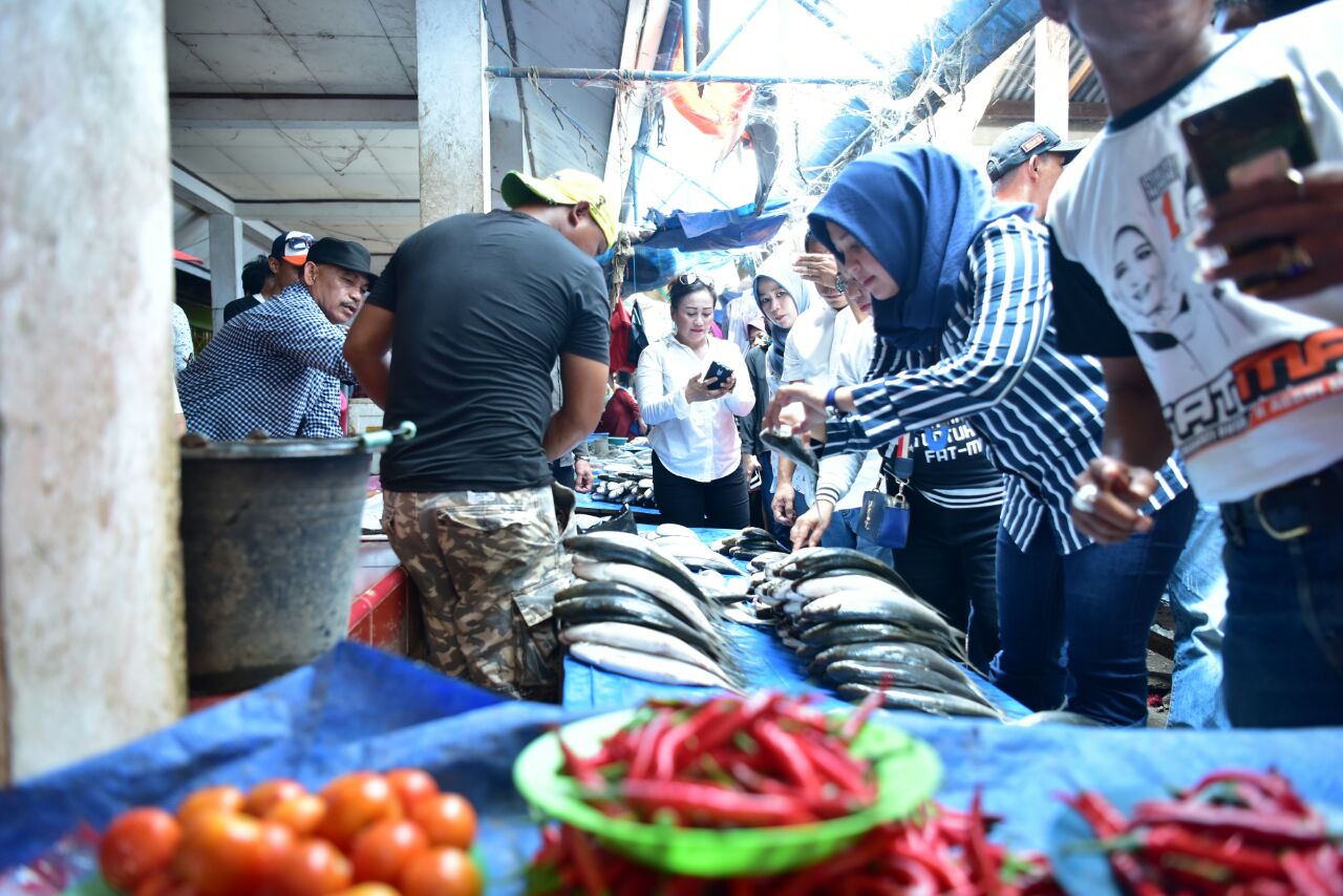 Blusukan di Pasar, Fatmawati Berbelanja dan Disambut Haru Warga Dua Pitue