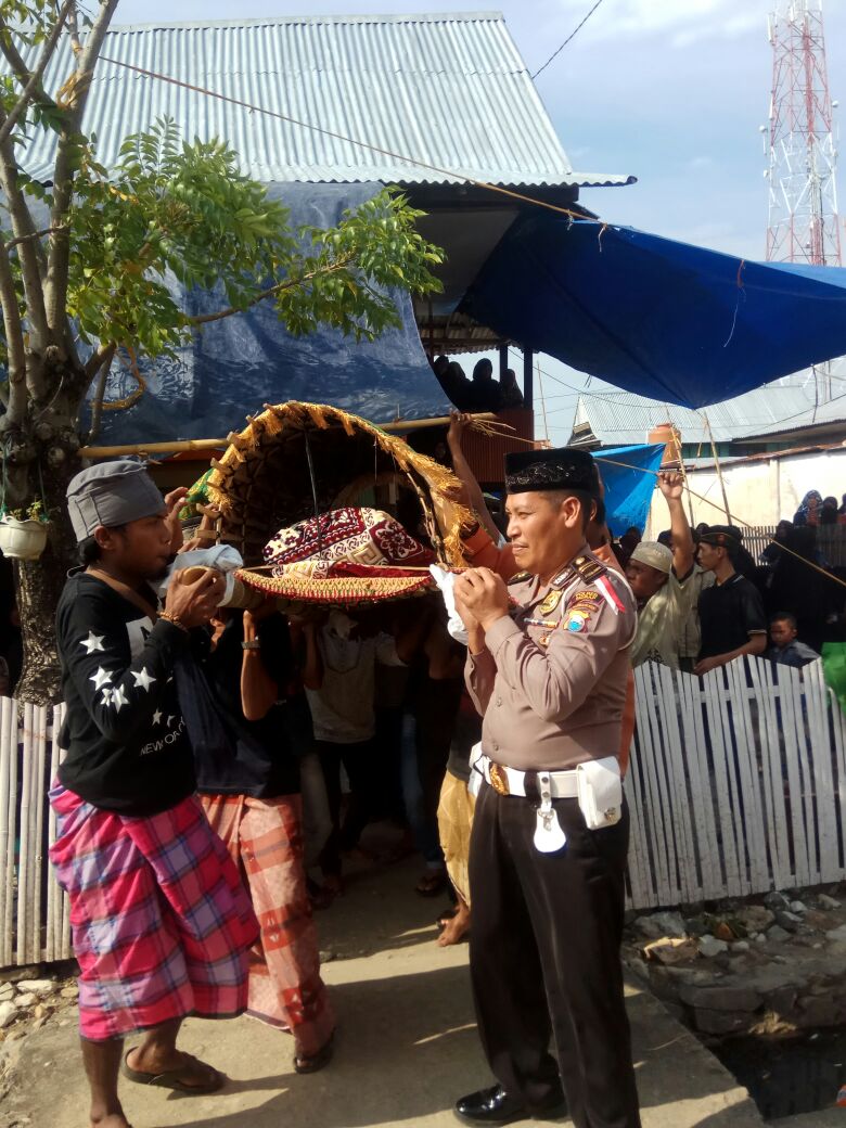 Subhanallah, Perwira Polres Ini Rela Usung Jenazah Warga Bampue