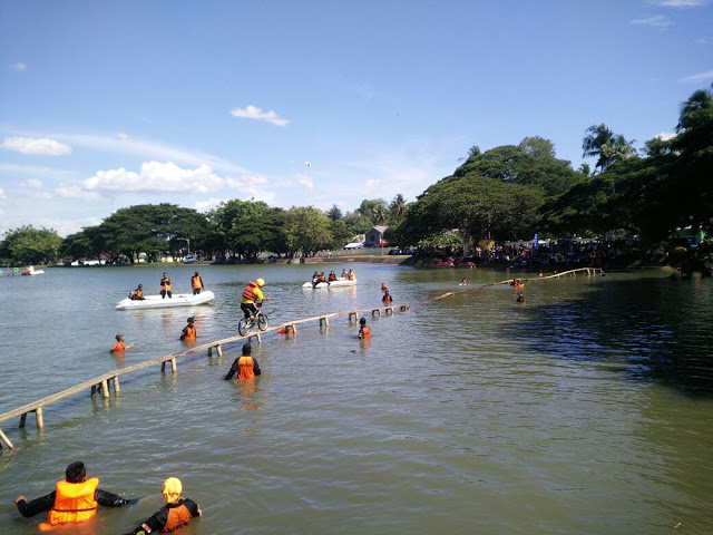 Serunya Lomba Bersepeda di Atas Air