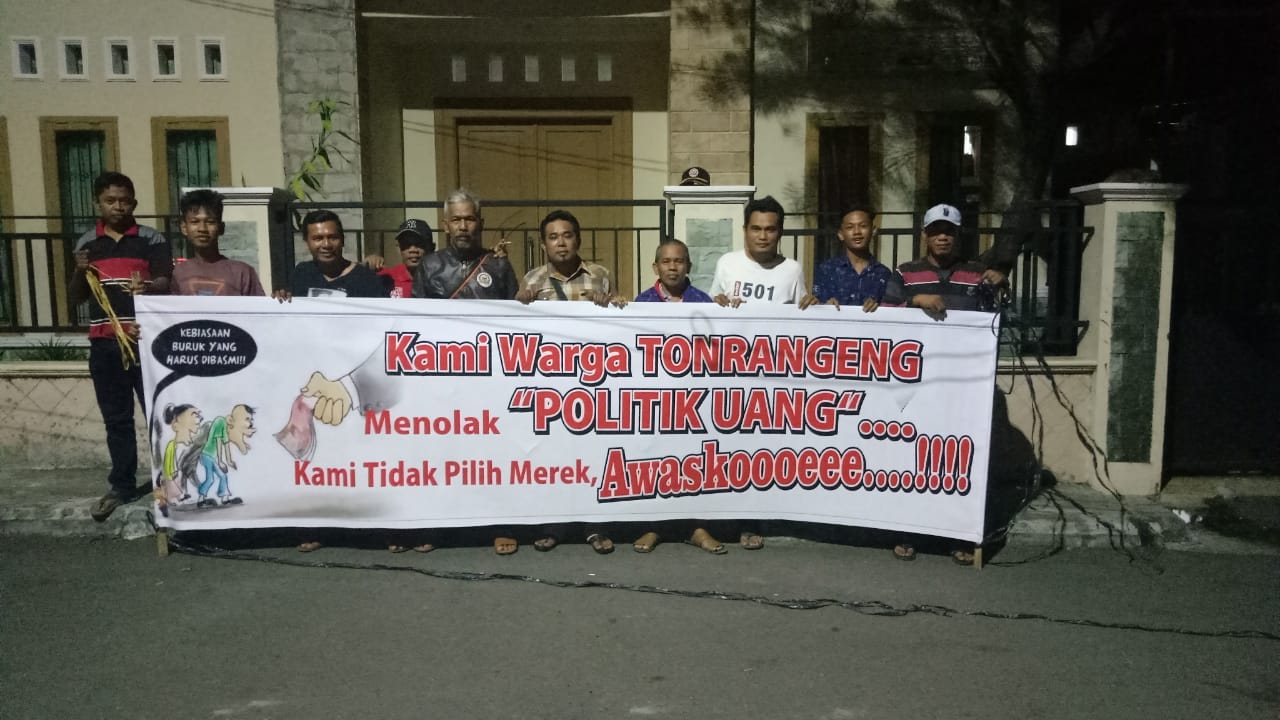 Warga Tonrangeng Bentangkan Spanduk Tolak Politik Uang