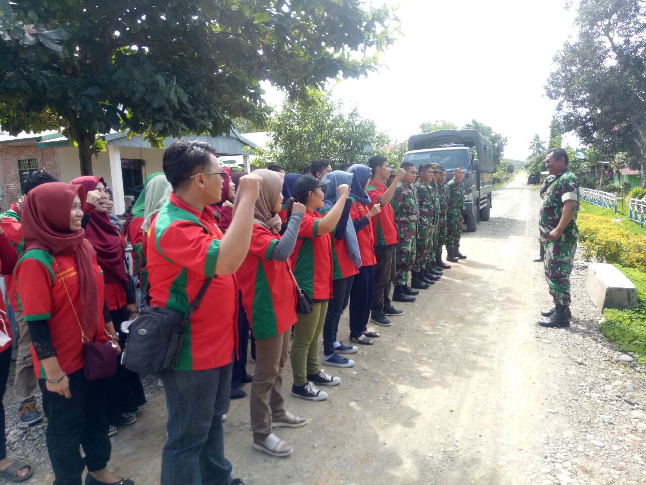 Sukseskan TMMD ke 102. Warga dan Mahasiswa KKN Kompak Bantu TNI