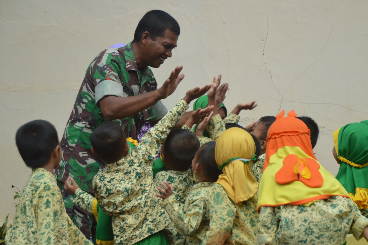 Anggota Satgas TMMD Kodim 1420 Ajari Anak-anak Tugas Pokok TNI