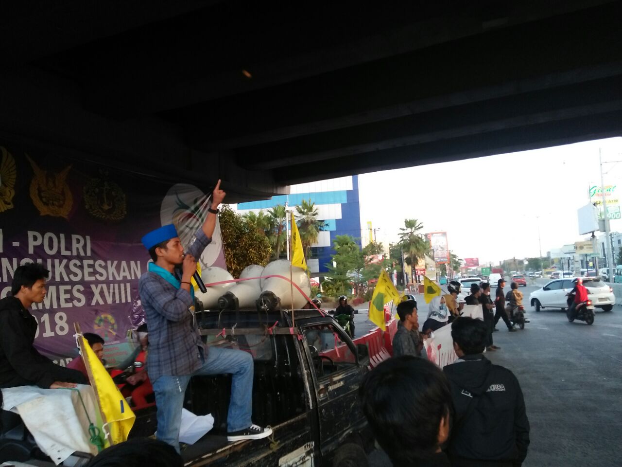 Tolak Deklarasi Ganti Presiden, PMII Makassar Duduki Monumen Mandala