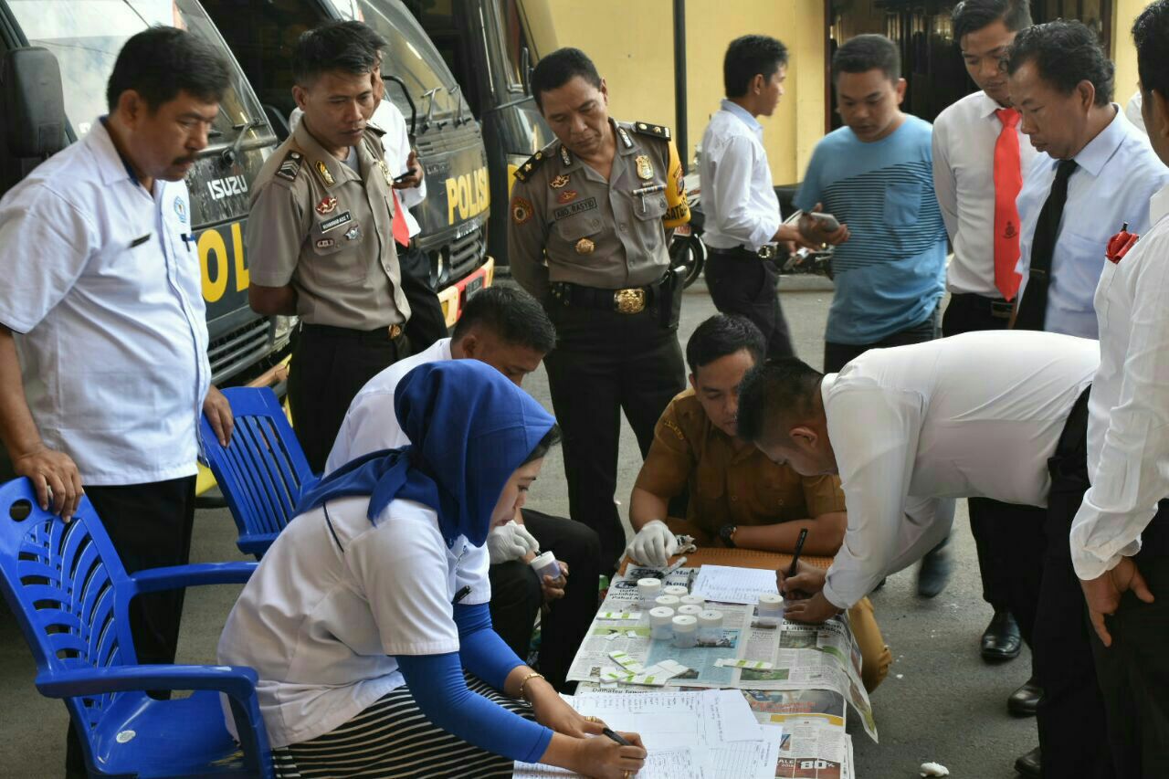 150 Personil Polres Sidrap Lakukan Test Urine Dadakan