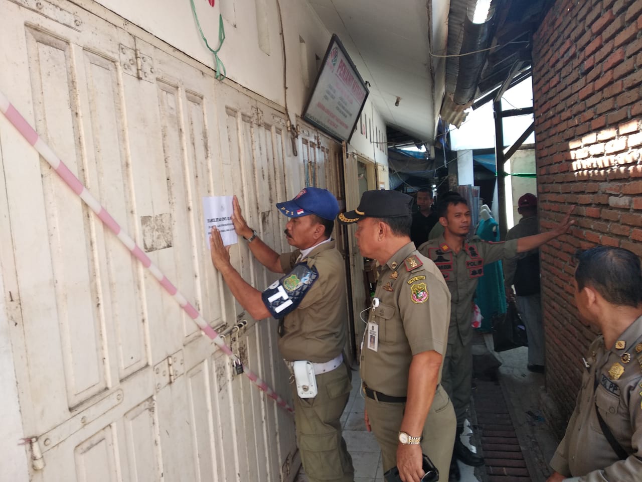 Menunggak, 201 Tempat Pedagang Pasar Pangkajene Disegel