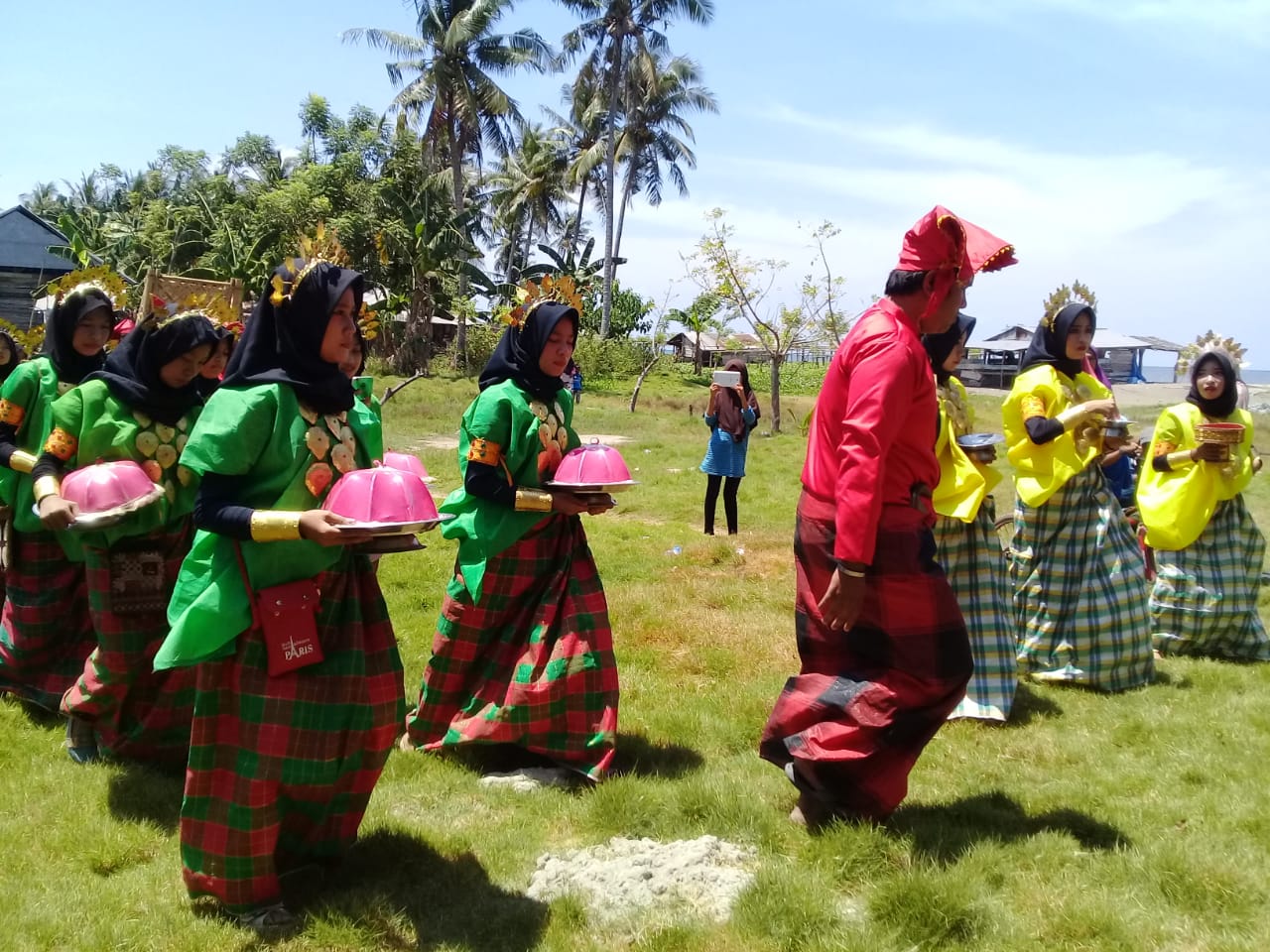 Ada Ritual “Mappeleppe Nia” Warnai Prosesi Lomba Perahu Katinting di Pantai Ujung Loe