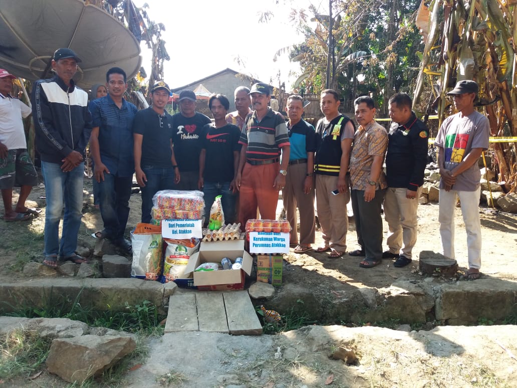 Pemerintah Kelurahan dan Warga Perumnas Atakkae Bantu Korban Kebakaran