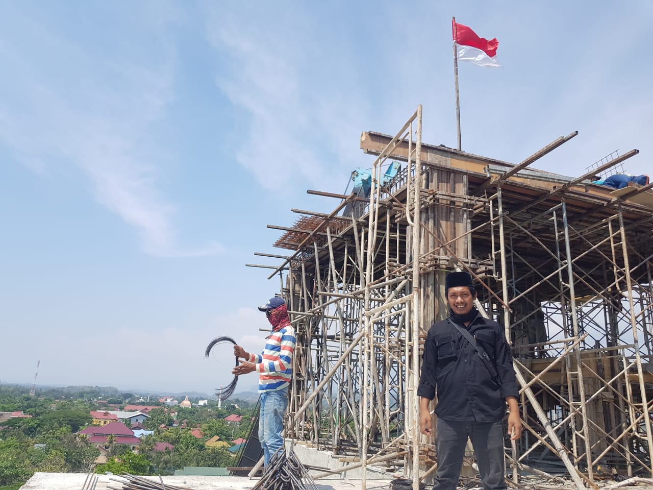 ‎Merah Putih Dikibarkan di Top Floor 8 Tower Pemkab Barru