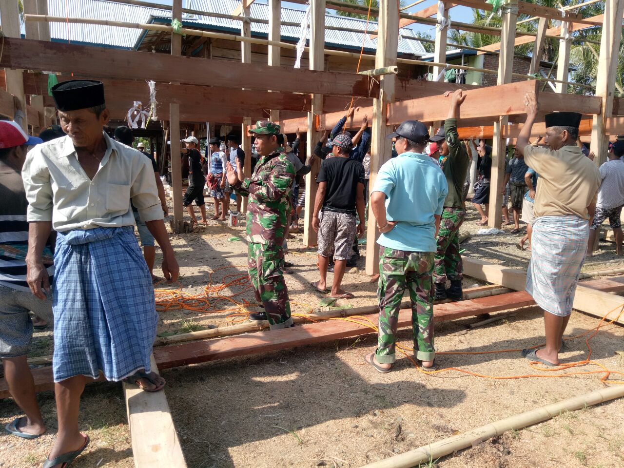 Babinsa Kodim 1420 Berdayakan Budaya Gotong Royong Bantu Dirikan Rumah Warga