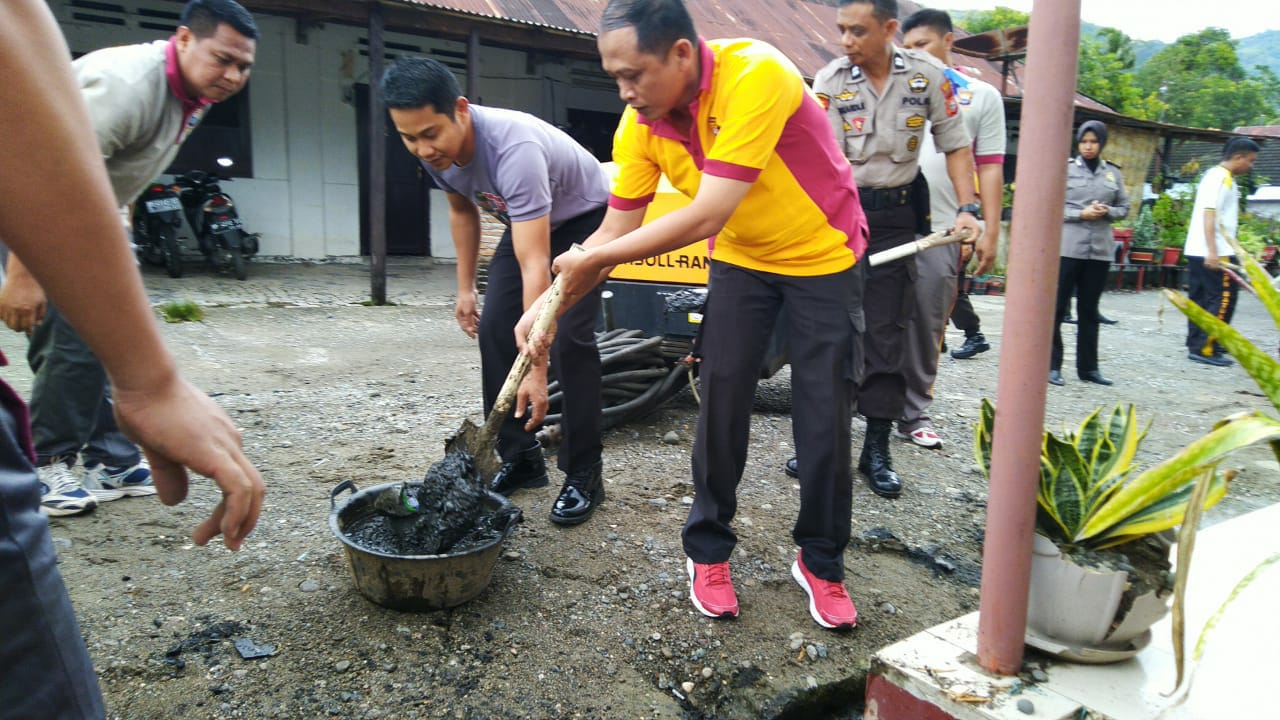 Antisipasi Banjir, Kapolres Enrekang Terjun Langsung Bersihkan Saluran Air