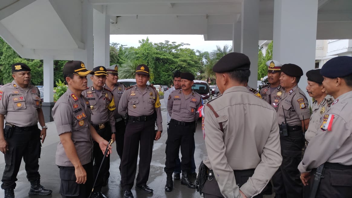 Kabag Ops Res Pangkep Pimpin PAM Pelantikan 7 Kades Terpilih