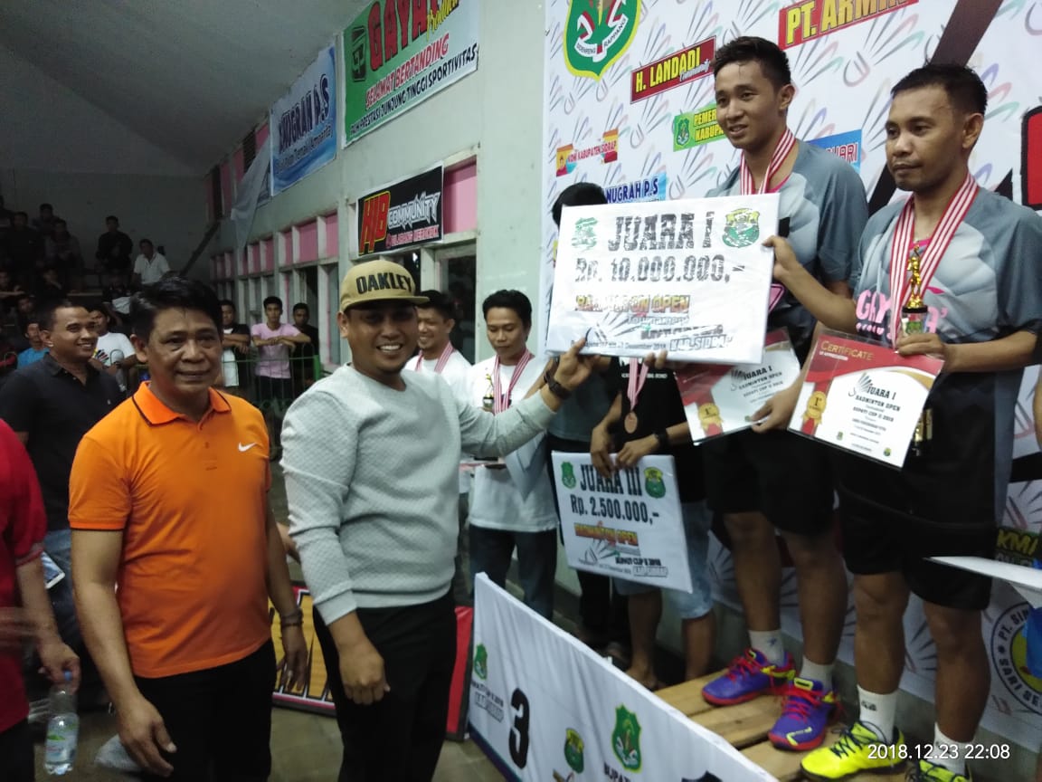 Turnamen Bupati Cup II Badminton Resmi Ditutup. Ketua Pengcab FAI Sidrap Serahkan Medali dan Uang Pembinaan