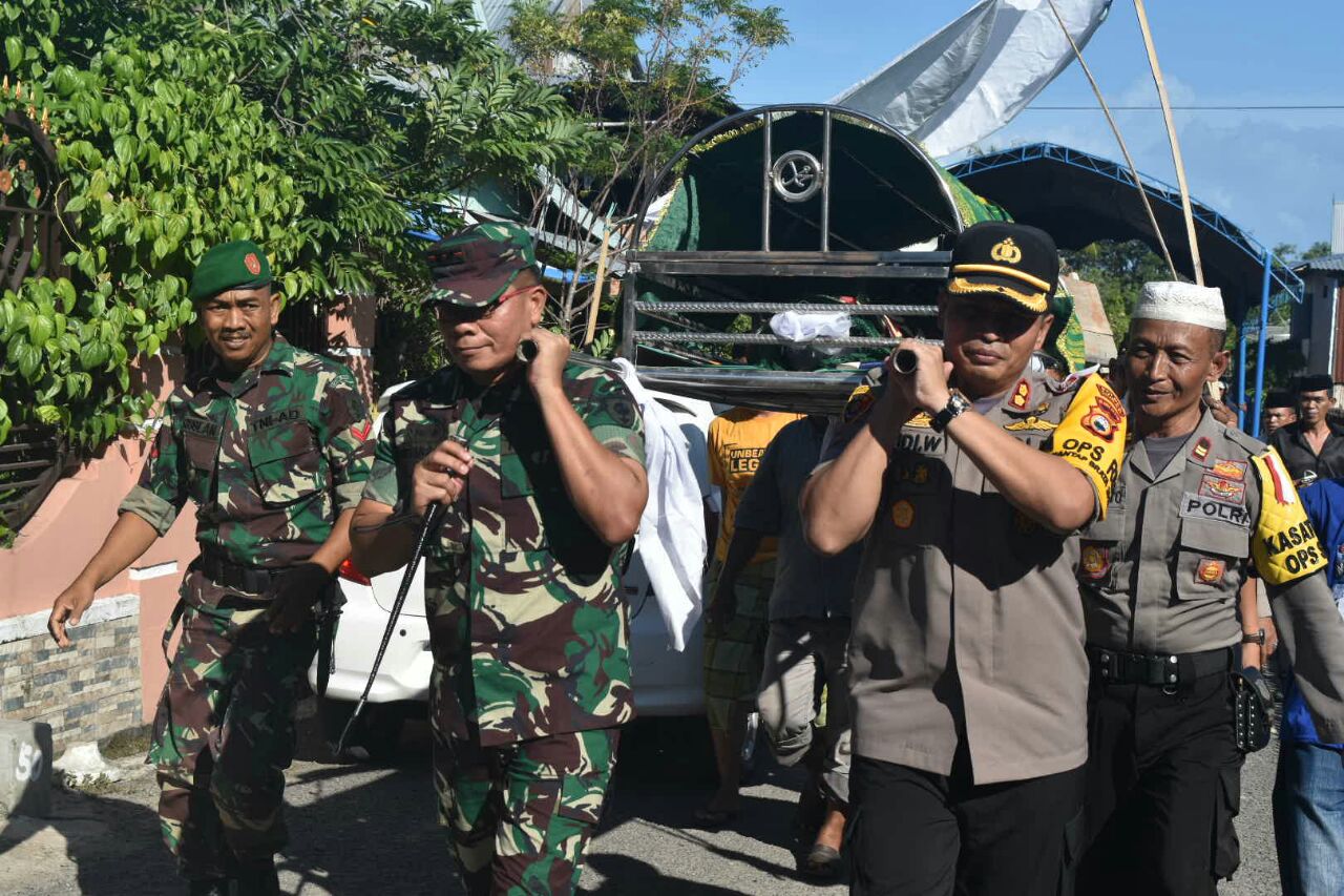 Salut, Dandim dan Kapolres Sidrap Usung Jenazah Ibunda Wartawan Fajar…