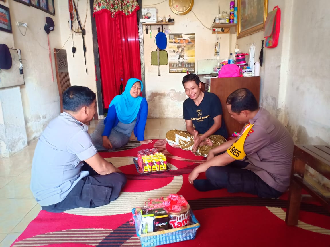 Wujud Kepedulian, Kapolres Enrekang Jenguk Anak Buahnya yang Sedang Sakit