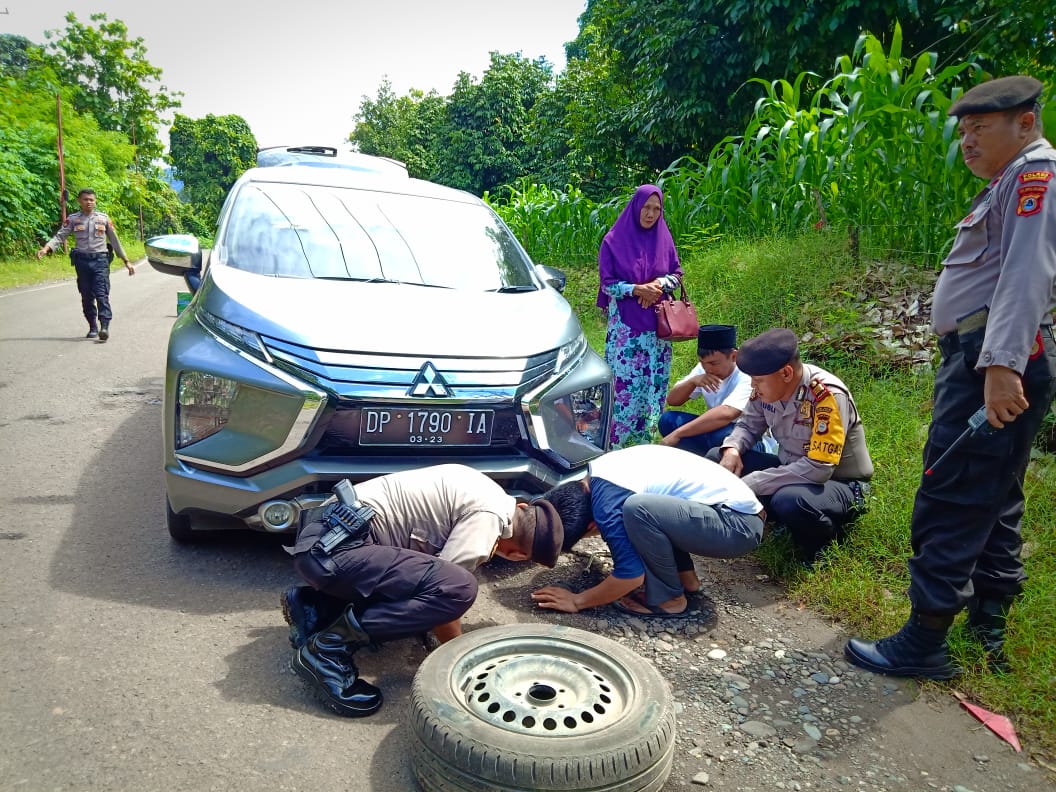 Peduli Warga, Sat Sabhara Polres Enrekang Bantu Pengendara Mengalami Pecah Ban