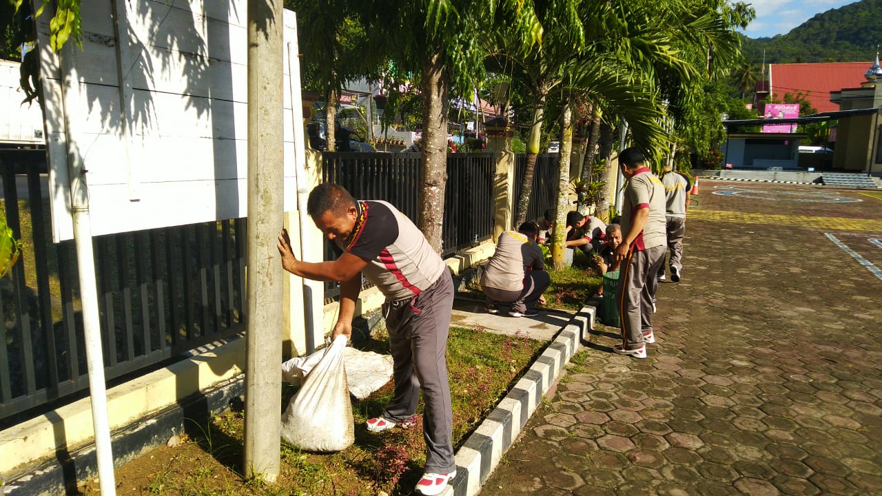 Ciptakan Lingkungan Kerja Nyaman, Polres Enrekang Gelar Jumat Bersih