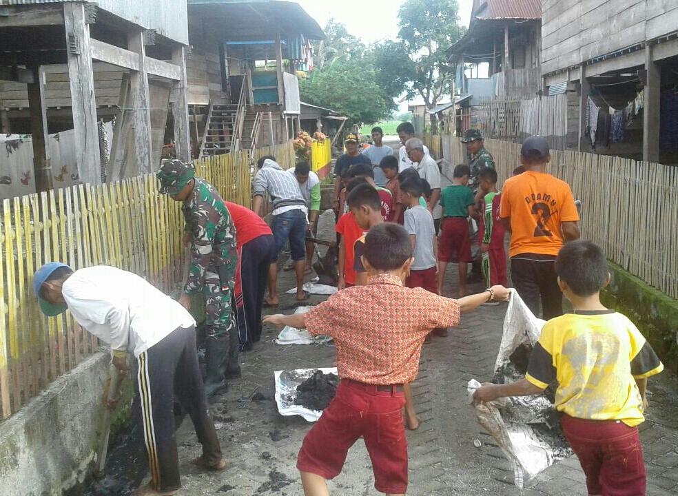 Babinsa 1420 Ajak Warga dan Anak Sekolah Bersihkan Lingkungan