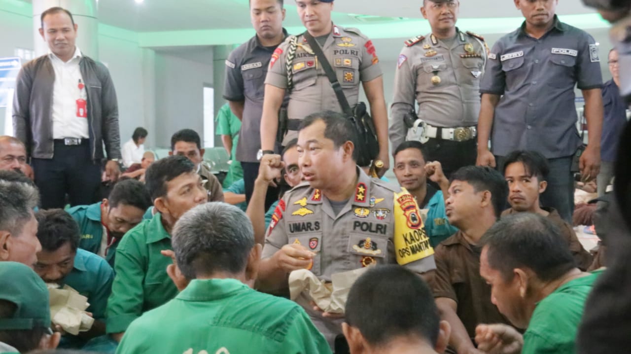 Jalin Silaturahmi, Kapolda Sulsel Makan Bersama Buruh Pelabuhan Makassar