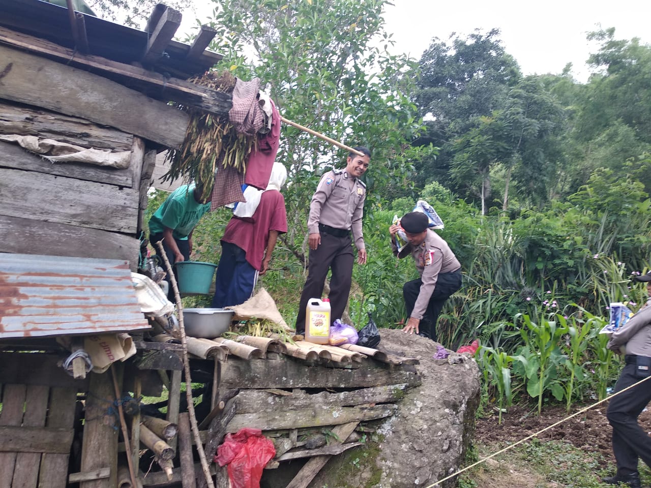 Polsek Enrekang Berikan Bantuan Sembako pada Kaum Dhuafa 