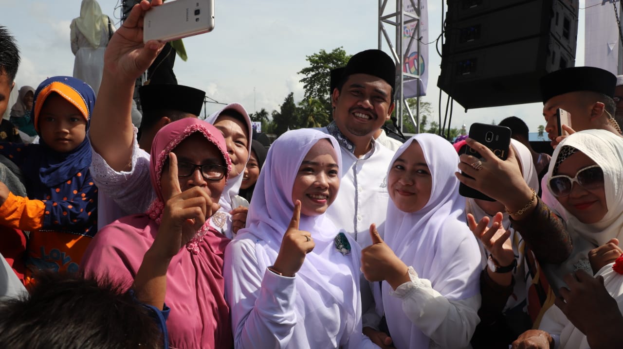 Lima Ribu Ibu Perwiritan Hadiri Zikir Akbar Bersama Menantu Jokowi dan Hadad Alwi