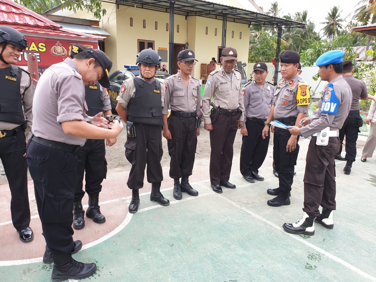 Kapolsek Cek Kelengkapan Sarpras Personil Jelang Operasi Mantap Brata