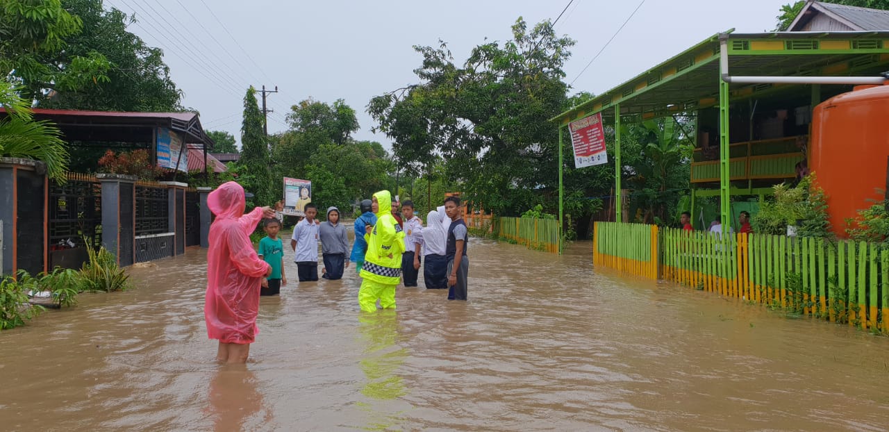 Atasi Rawan Terseret Banjir, Personil Polres Pangkep Bantu Warga