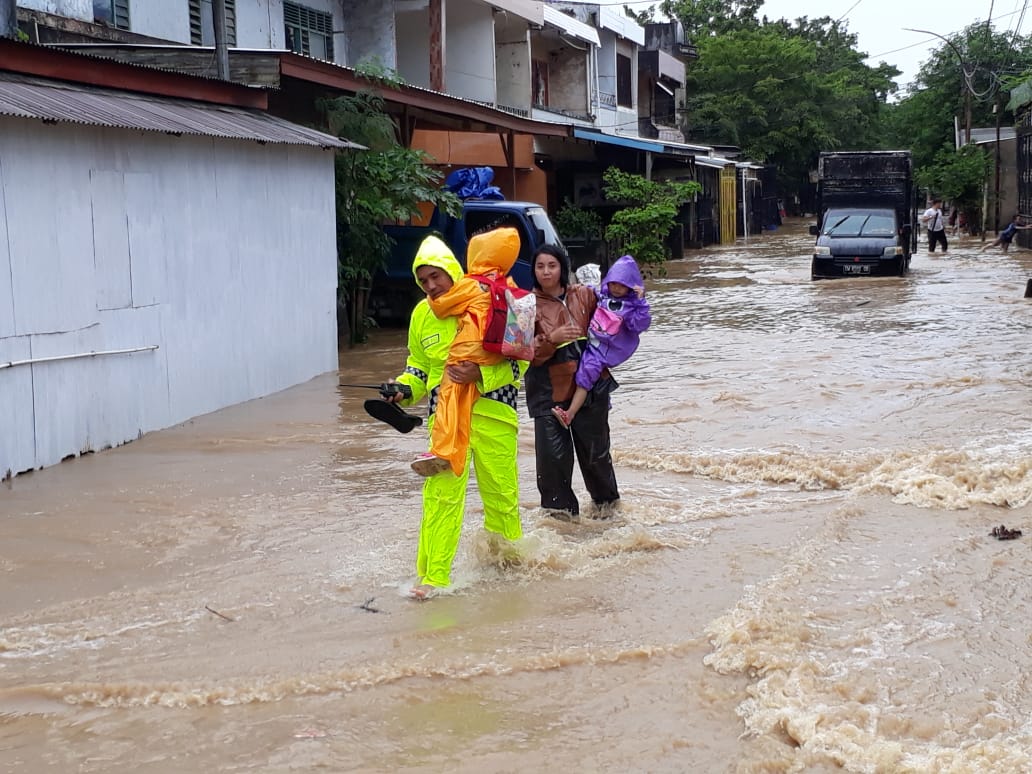 Terimbas Banjir, Begini Aksi Heroik Kapolres Pangkep Bantu Warga 