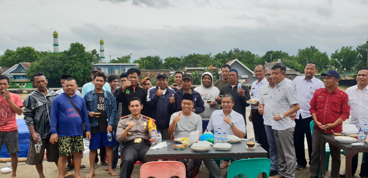 Dipinggiran Sungai, Bupati dan Forkopimda Ajak Warga Palampang Makan Bareng