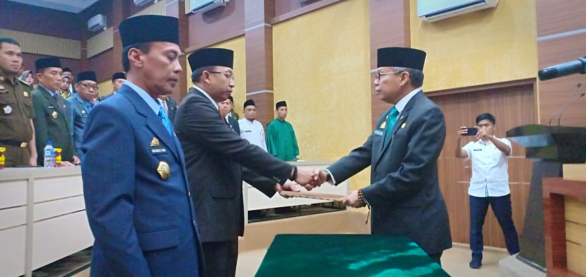 Walikota Parepare, H.M Taufan Pawe mencopot dr M Yamin dari Kadinkes dan ditangani sementara' sekda saat pengambilan sumpah jabatan di ruang Pola Kantor Walikota.