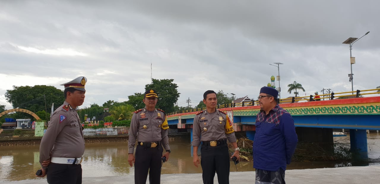 Kapolres Tinjau Lokasi Dampak Banjir di Pangkep